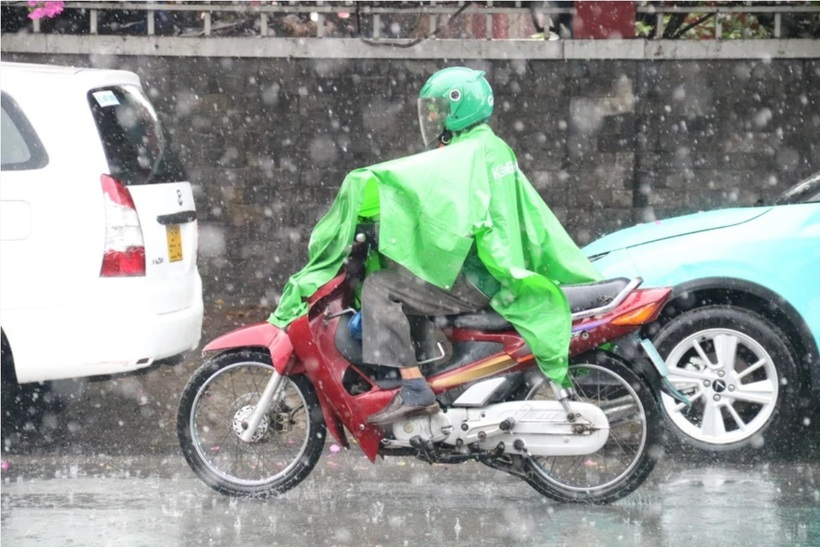 Lúc 11h30, Đài Khí tượng Thủy văn khu vực Nam Bộ cho hay, qua theo dõi ảnh mây vệ tinh, ảnh ra-đa thời tiết và ảnh định vị sét cho thấy mây dông phát triển ở khu vực huyện Cần Giờ, Nhà Bè.