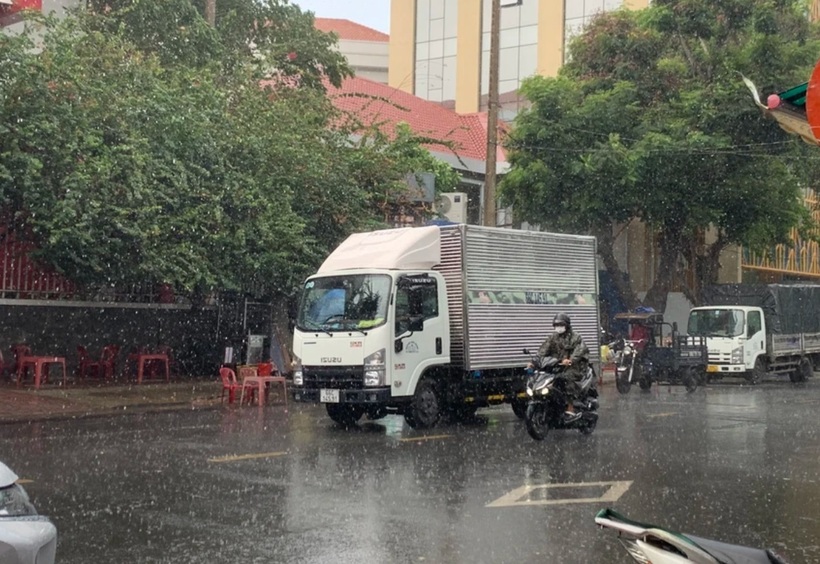 Trong 3 giờ tới, mây dông tiếp tục phát triển, gây mưa rào, kèm theo dông, sét cho các khu vực kể trên. Sau đó, mưa tiếp tục mở rộng sang các khu vực lân cận khác như huyện Bình Chánh, quận 7.