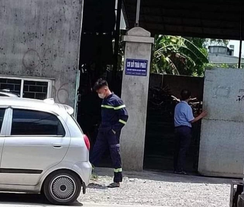 Cơ sở sản xuất giấy nơi công nhân bị tai nạn rơi vào cối xay giấy. Ảnh: Tiền Phong