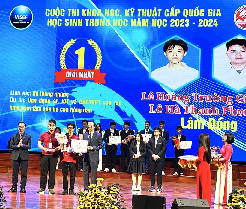 Dự án “Ứng dụng AI, IoT và ChatGPT vào mô hình nuôi tằm của bà con nông dân” của Lê Hoàng Trường Giang và Lê Hà Thanh Phong được trao giải nhất tại cuộc thi cấp Quốc gia. (Ảnh: Báo Lâm Đồng)