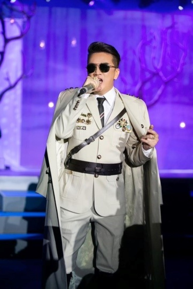 Đàm Vĩnh Hưng cài huy hiệu "lạ" trên trang phục biểu diễn trong chương trình Dam Vinh Hung Live Concert 2024.