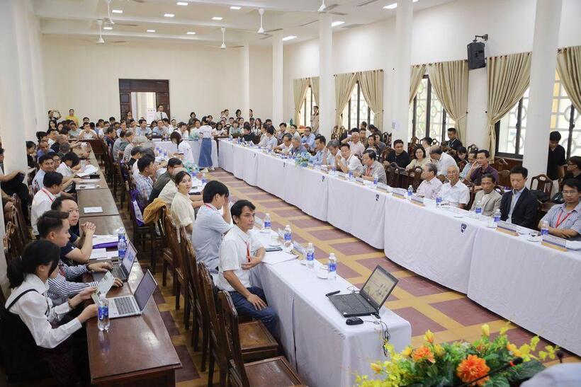 Hội trường chăm chú lắng nghe những chia sẻ bổ ích từ các chuyên gia