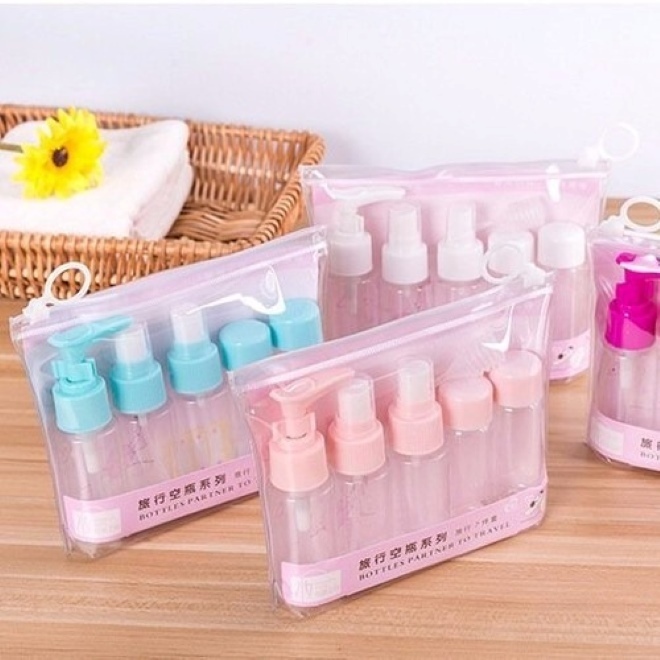 Có thể thay thế việc mua mới bằng chai chiết mĩ phẩm nhỏ gọn.