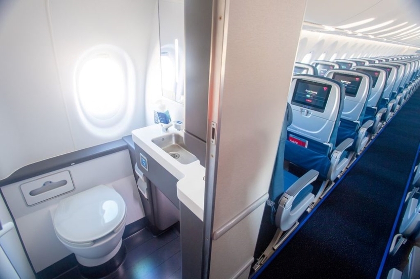 Nhiều hành khách vẫn lúng túng với việc mở cửa toilet.