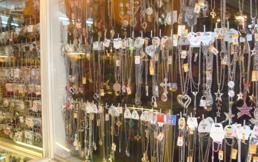 Những món trang sức bày bán khắp nơi ở các điểm du lịch.
