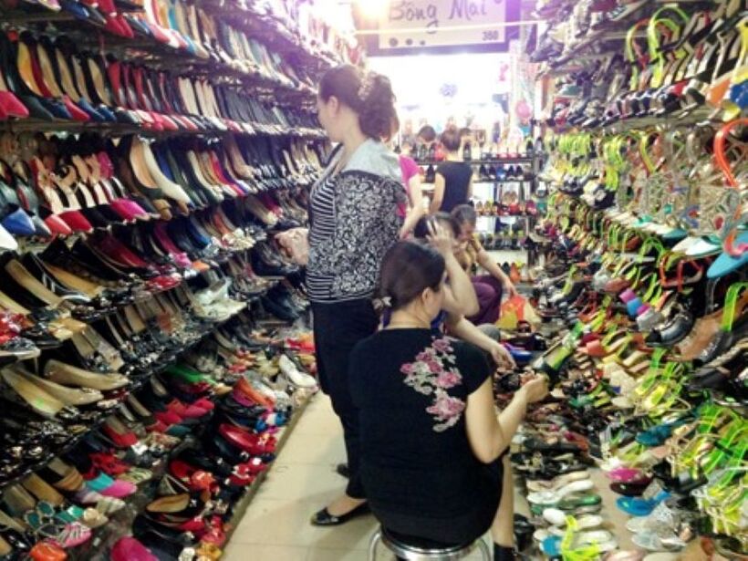 Tránh mua quá nhiều giày dép dễ chiếm không gian trong hành lý khi trở về.