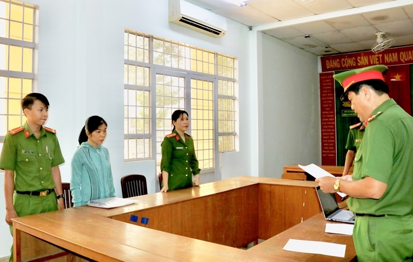 Cơ quan chức năng tống đạt các quyết định đối với Hoàng Thị Nga. Ảnh: PLO