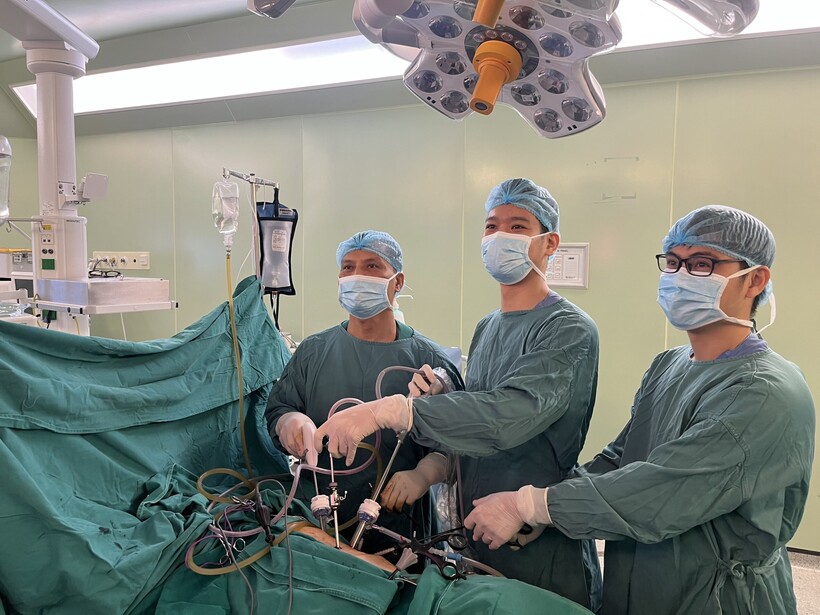 Các bác sĩ tiến hành phẫu thuật nội soi cắt thực quản và tạo hình lại đường tiêu hóa trên cho bệnh nhân