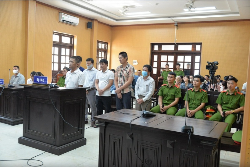 Các bị cáo tại phiên tòa xét xử. Ảnh: Người lao động.