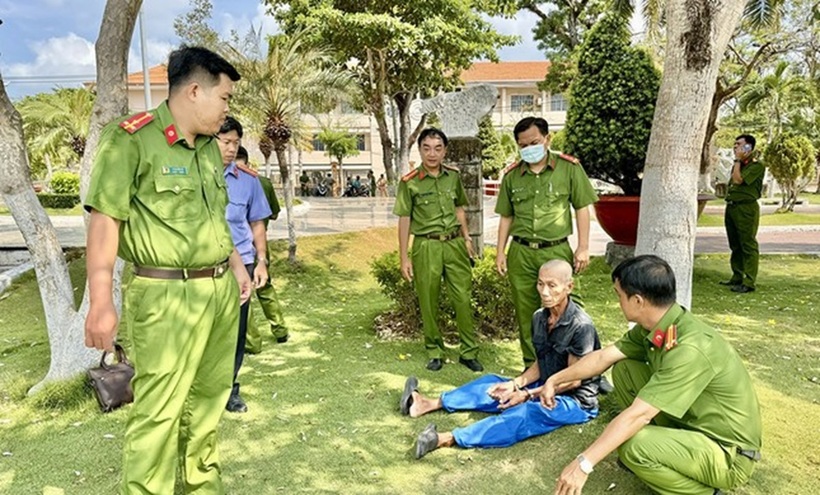 Bình được lực lượng công an đưa đến hiện trường. Ảnh: Tiền phong
