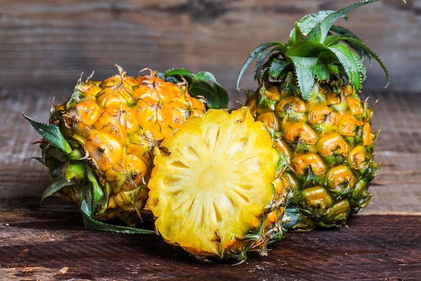 Dứa chứa bromelain, enzyme giúp tiêu hóa protein tốt hơn, giảm đầy bụng, khó tiêu, tạo điều kiện cho giấc ngủ ngon.