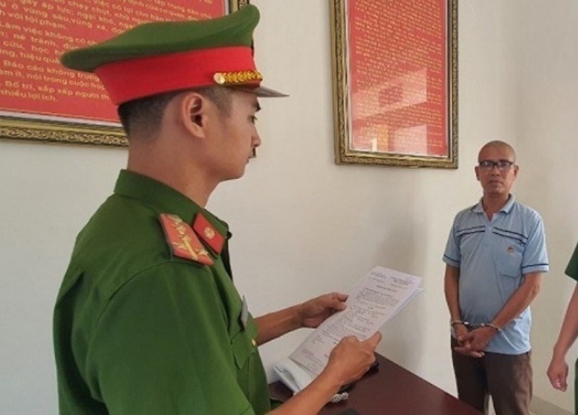 Cơ quan công an tống đạt các quyết định với ông Đỗ Đăng Thu. Ảnh: Báo Lao động.