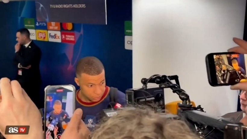 Mbappe tỏ ra khó chịu trước câu hỏi kém duyên của phóng viên. Ảnh: AS TV