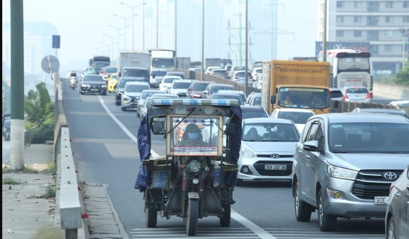 Không thuộc trường hợp khẩn cấp thì không được đi vào làn khẩn cấp.