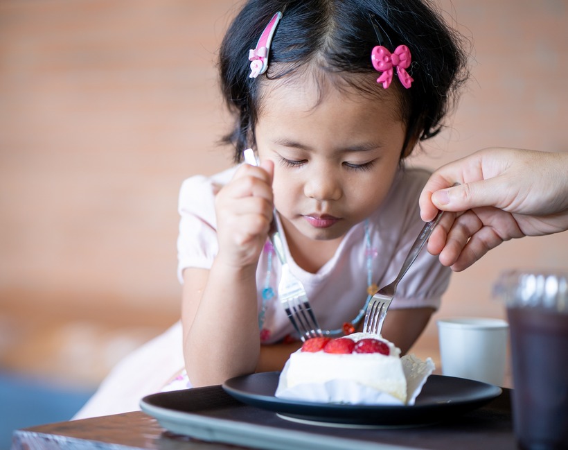 Đường dư thừa trong cơ thể sẽ được chuyển hóa thành chất béo, dẫn đến tăng cân và béo phì.