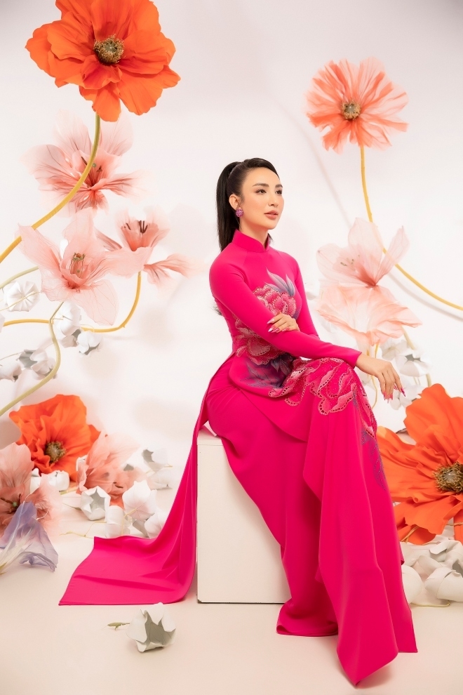 Điểm nhấn của bộ sưu tập áo dài lần này là được làm trên nền thêu tay - nét đặc trưng văn hóa của Việt Nam.