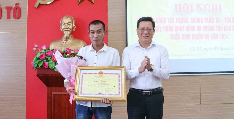 Ngư dân Vũ Văn Quý (trái) nhận Bằng khen của Chủ tịch UBND tỉnh Quảng Ninh. (Ảnh: VOV)
