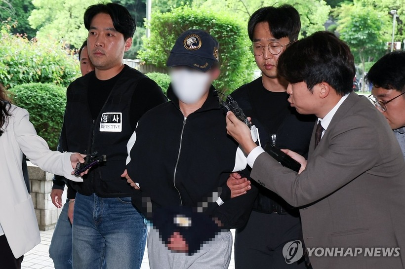 Nghi phạm họ Choi khi được đưa đến Tòa án Quận Trung tâm Seoul vào ngày 8/5. Ảnh: Yonhap News