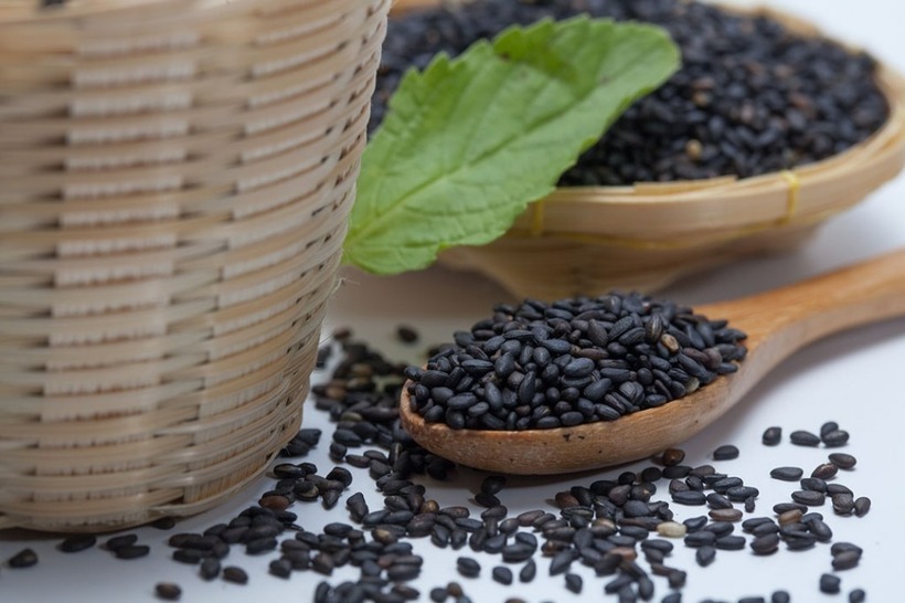 Vừng đen là một loại nguyên liệu bổ dưỡng, chứa nhiều vitamin cùng hàm lượng dồi dào các chất khoáng tự nhiên khác. Ảnh minh họa