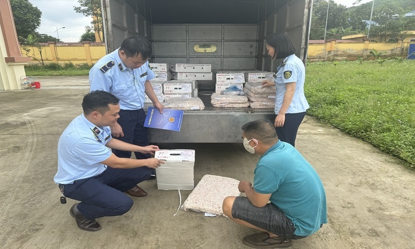 Đoàn kiểm tra thực hiện khám phương tiện vận chuyển thực phẩm