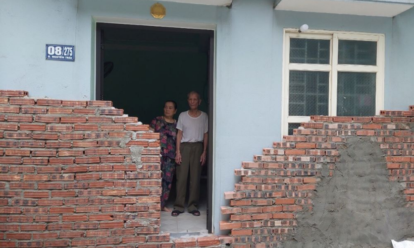 Gia đình ông Quế bị hàng xóm xây tường gạch chắn lối ra vào nhà. (Ảnh: Minh Hoàng)