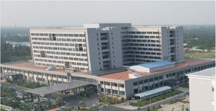 11 công nhân được đưa đến Bệnh viện Đa khoa tỉnh Tiền Giang để điều trị. Ảnh: Báo Ấp Bắc