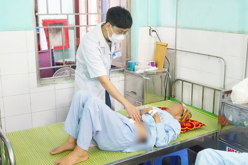 Bệnh nhân đang tiếp tục được điều trị. Ảnh: Đại Đoàn Kết