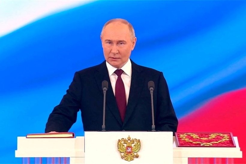 Tổng thống Nga Vladimir Putin tuyên thệ trong lễ nhậm chức tại Điện Kremlin. Ảnh: Reuters