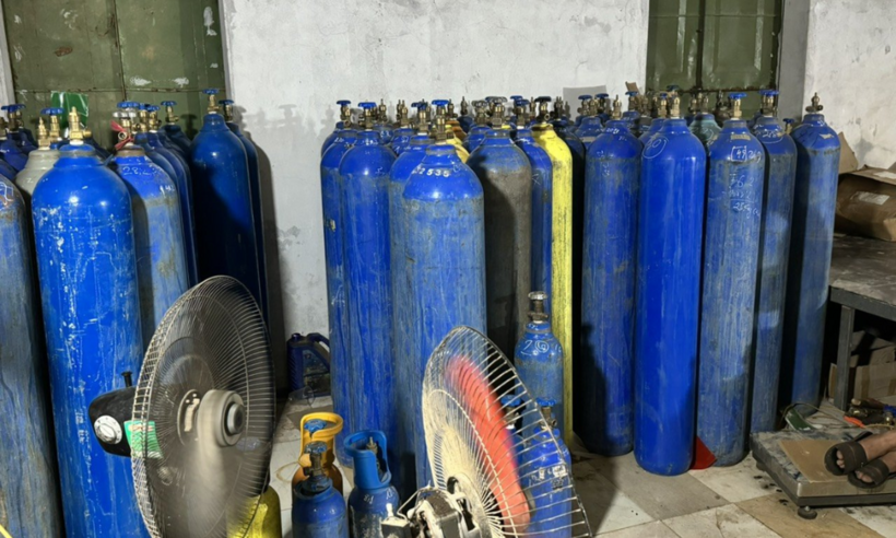 Các bình khí N2O trong kho. (Ảnh: Công an Vĩnh Phúc)