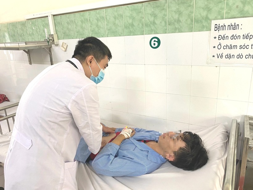 Có 19 sinh viên Đại học Quốc gia nhập viện trong đêm. Ảnh: Thanh Niên