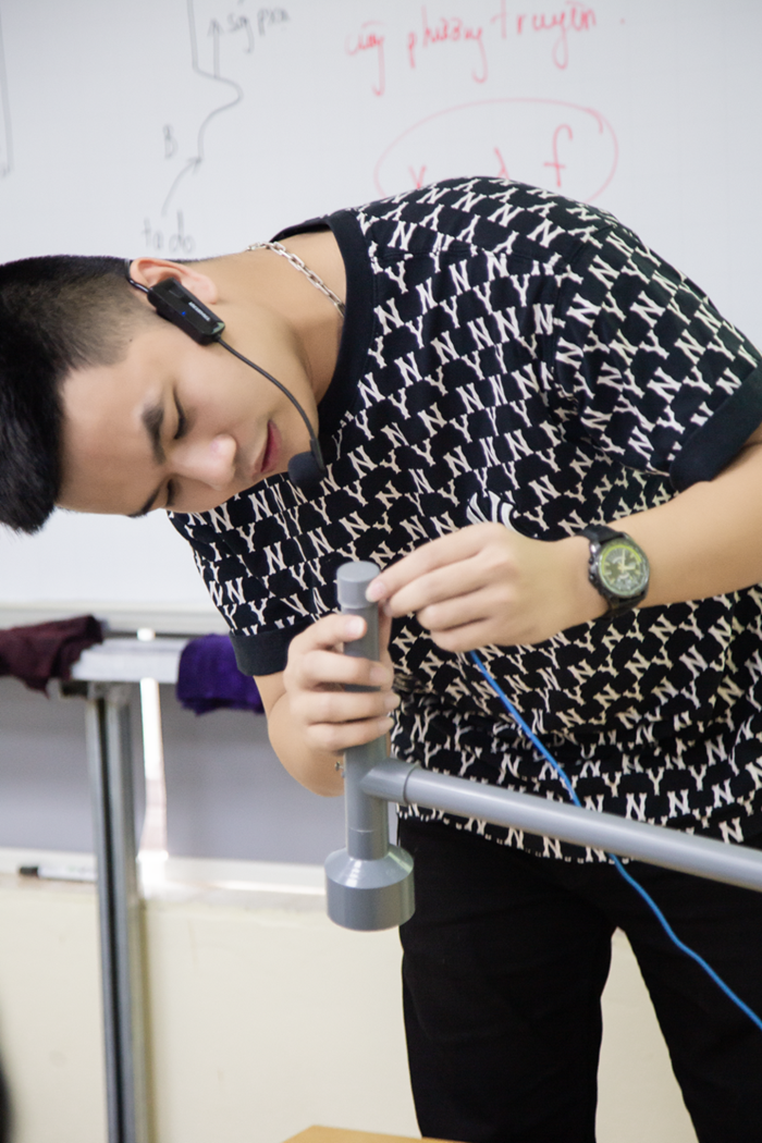 Thầy giáo trẻ cho rằng học lý thuyết phải đi đôi với thực nghiệm