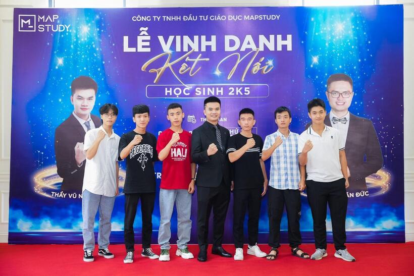 Thầy Ngọc Anh trong buổi vinh danh kết nối học sinh khóa 2005