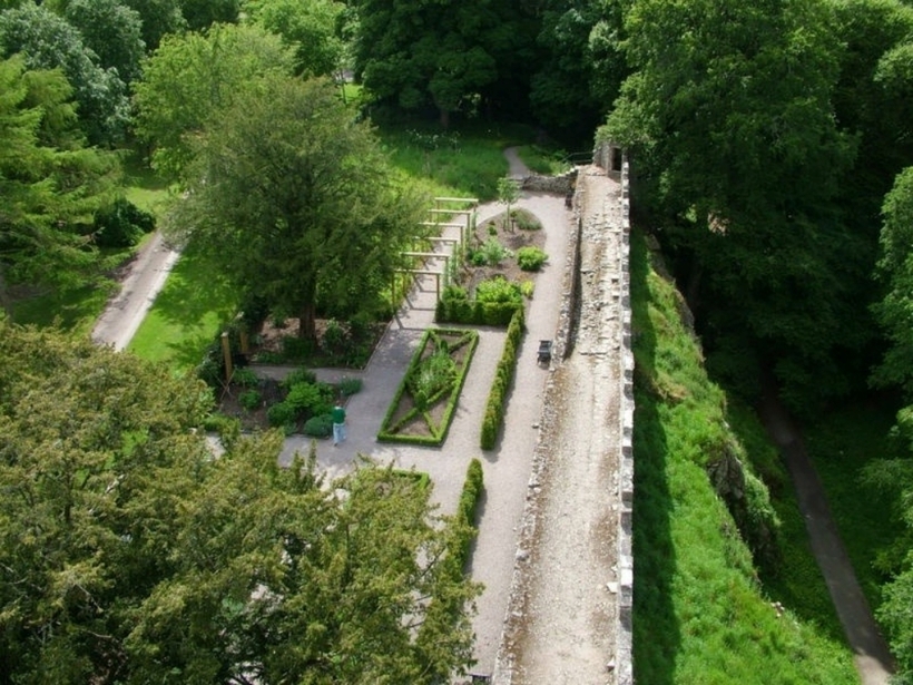 Khi đứng trên đỉnh của tòa lâu đài Blarney, du khách có thể quan sát toàn cảnh khu vườn Poison Garden (còn gọi là vườn Alnwick) rộng 1.000 mẫu Anh. Nơi đây hấp dẫn du khách với cách bố trí hợp lý và không gian thoáng đãng.