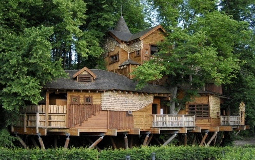 Bỏ qua những nguy hiểm từ các loài thực vật, Poison Garden có vô vàn tượng điêu khắc tuyệt đẹp, với công nghệ ánh sáng và tưới nước tối tân. Tại khu vườn này, du khách cũng có thể chiêm ngưỡng một trong những ngôi nhà cây lớn nhất thế giới.