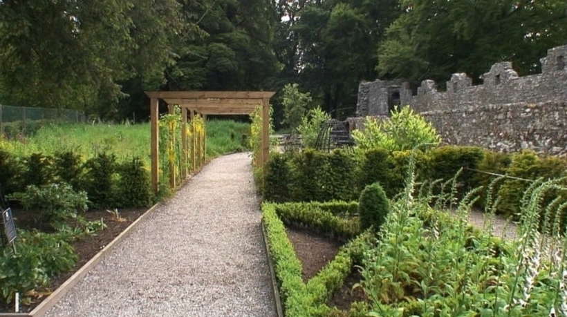 Được mở cửa từ năm 2005, Poison Garden là “đứa con tinh thần” của bà Jane Percy -Nữ công tước xứ Northumberland, một hạt ở Đông Bắc nước Anh trải dài đến biên giới với Scotland, sau khi anh trai của chồng bà đột ngột qua đời.