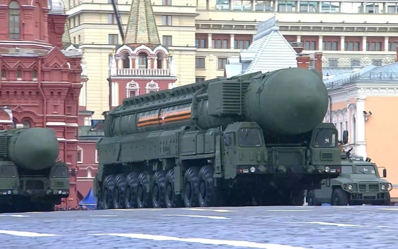 Tên lửa đạn đạo liên lục địa RS-24 Yars tập kết ngoài lễ đài chuẩn bị duyệt binh. Đây là một trong những tên lửa đạn đạo liên lục địa có khả năng mang đầu đạn hạt nhân hiện đại và uy lực nhất trong biên chế quân đội Nga.