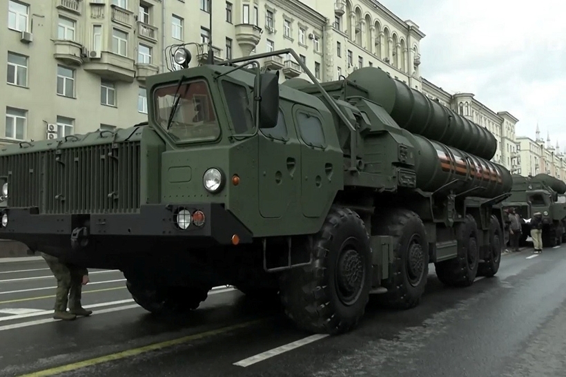 "Rồng lửa" S-400 Triumph bên ngoài khu vực duyệt binh. Đây được coi là hệ thống tên lửa đất đối không hiện đại nhất trong biên chế của quân đội Nga hiện nay, với tầm bắn khoảng 400 km và khả năng theo dõi, phá hủy tất cả các mục tiêu trên không, bao gồm cả các tên lửa đạn đạo và tên lửa hành trình.