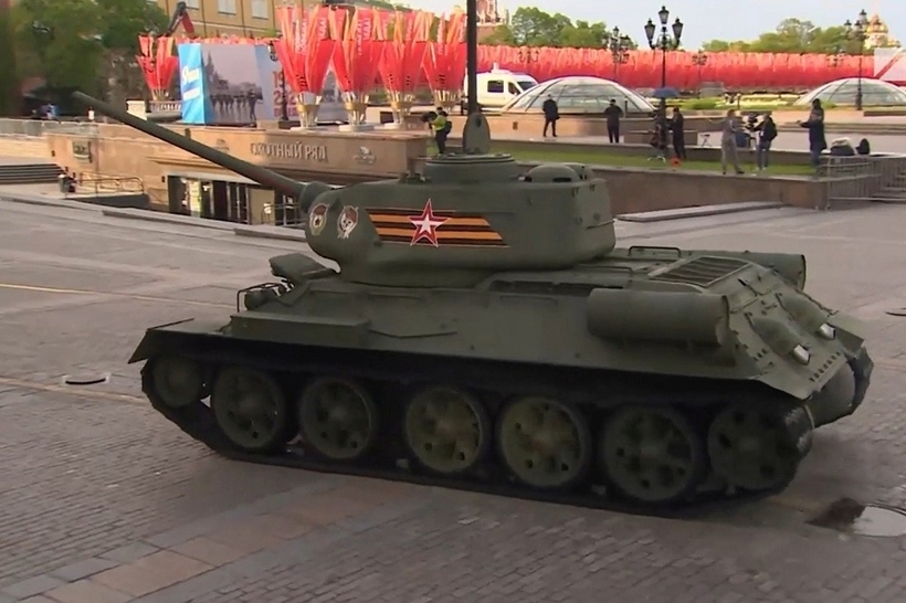 Chiếc xe tăng T-34 mang tính biểu tượng xuất hiện trong lễ duyệt binh kỷ niệm 79 năm Ngày Chiến thắng phát xít của Nga.