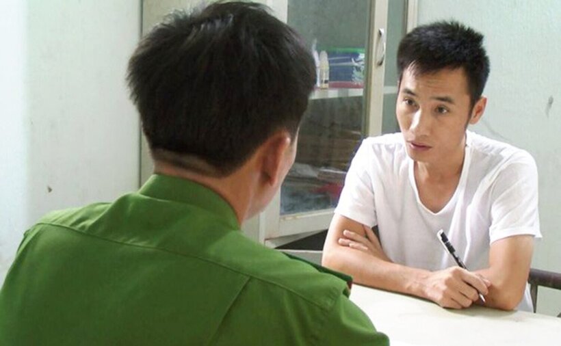 Đối tượng Trần Văn Duy tại cơ quan công an. Ảnh: Tuổi Trẻ