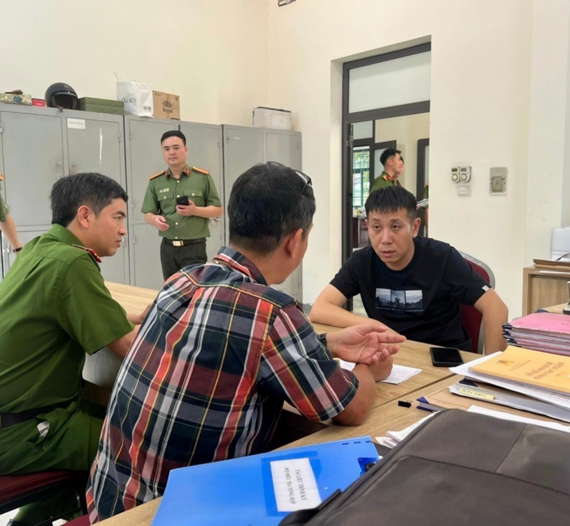 Công an quận Tây Hồ làm việc với Liu Zhi Fang tại trụ sở. Ảnh: Công an Hà Nội.