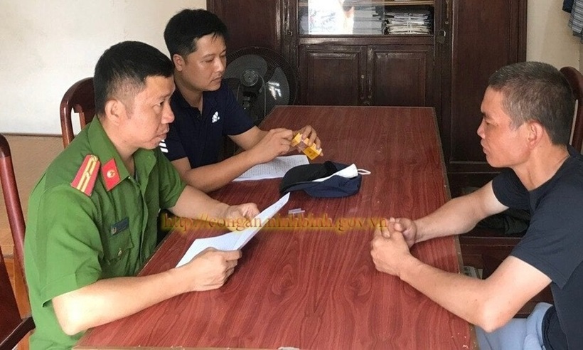 Lực lượng chức năng lấy lời khai của đối tượng Nguyễn Đình Tuấn. Ảnh: Công an tỉnh Ninh Bình