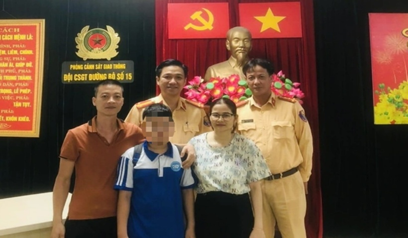 Cán bộ chiến sĩ Đội CSGT đường bộ số 15 (Hà Nội) và bố mẹ cháu L tại trụ sở đơn vị ở huyện Sóc Sơn. (Ảnh: Công an)
