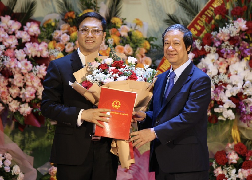 Bộ trưởng Bộ GD&ĐT Nguyễn Kim Sơn trao Quyết định cho Giám đốc Học viện Quản lý giáo dục. Ảnh: Báo Giáo dục và Thời đại.