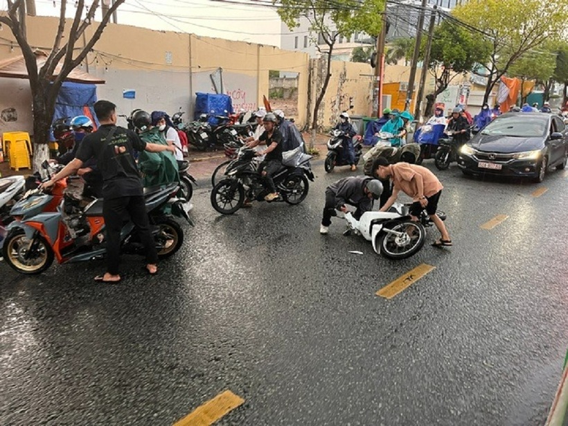 Người đi đường hỗ trợ nhau sau sự việc.