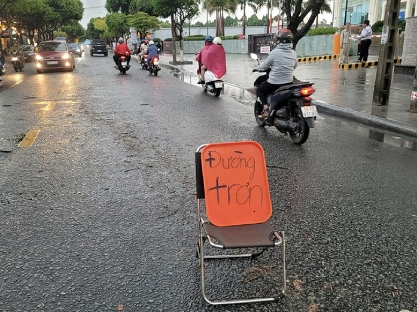 Người dân phải làm bảng cảnh báo cho người đi đường.
