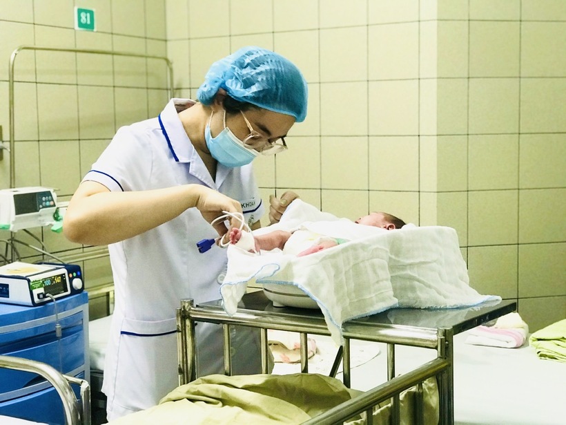 Bé gái chào đời ở tuần 27 chỉ nặng 700gram