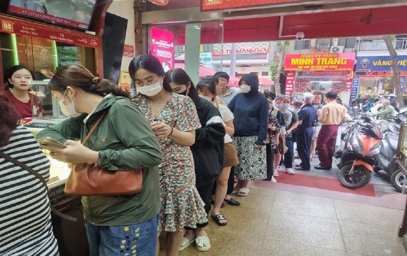 Người dân xếp hàng mua bán vàng sáng 9/5. Ảnh: Tiền Phong