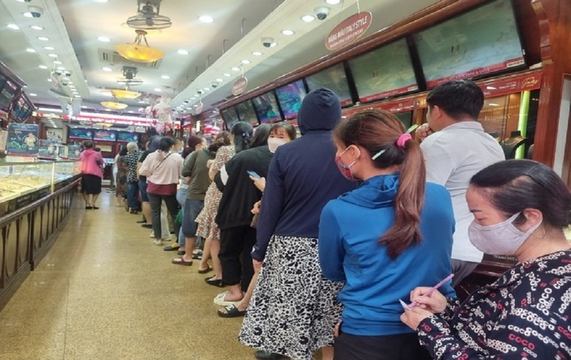 Đến 10h, cửa hàng thông báo hết vàng miếng SJC, nhiều người chuyển sang mua vàng nhẫn. Ảnh: Tiền Phong