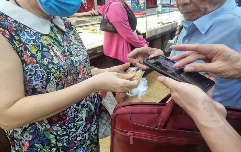 Mua bán vàng trao tay ngay tại cửa hàng vàng. Ảnh: Tiền Phong
