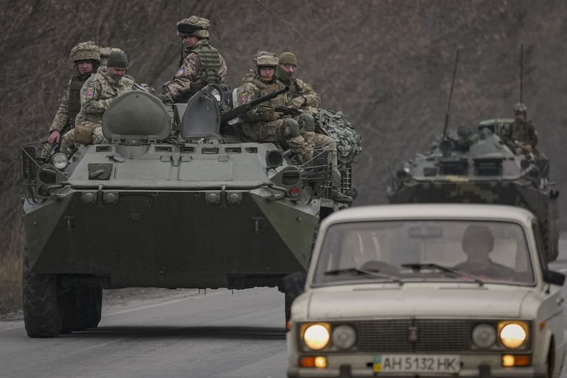 Phòng tuyến Ukraine ở Donbass liên tục bị phá vỡ. Ảnh: AP